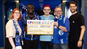 Checkuebergabe-Gerald-Asamoah-Stiftung